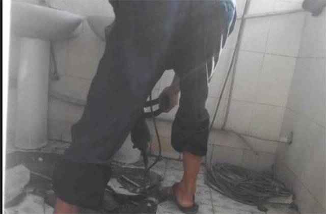 卫生间砸砖防水.jpg